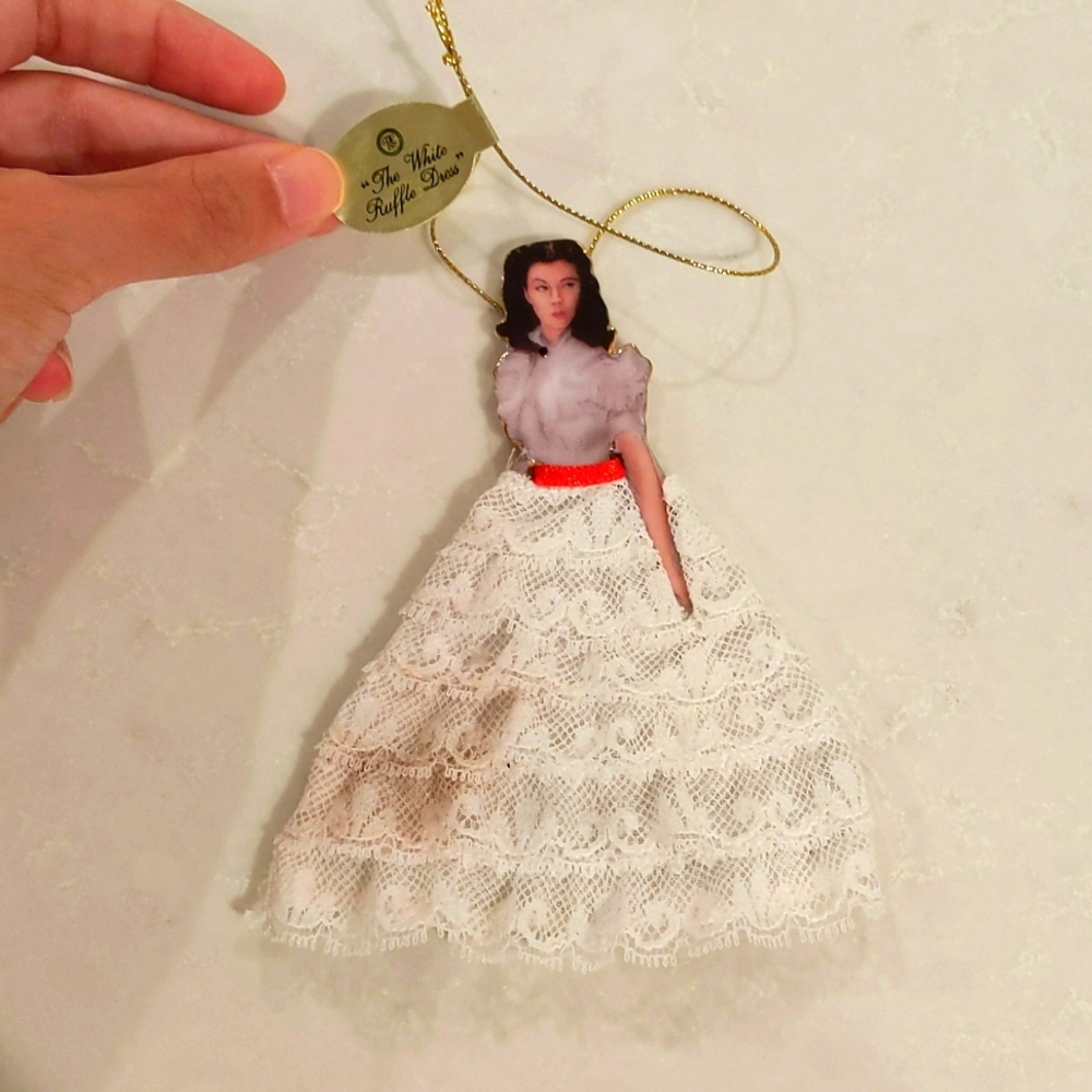 FREE with bundle🎁 Scarlett O'Hara ornament The White Ruffle Dress (s03) 89717